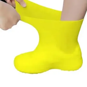 Capa de silicone amarela esticada para mostrar a elasticidade