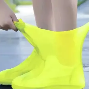 Capa de silicone amarela por cima de ténis, na rua
