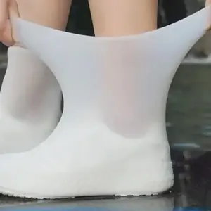Capa de silicone branca por cima de sapatos, em chão molhado