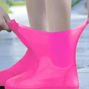 Capa de silicone cor-de-rosa a ser calçada por cima de ténis