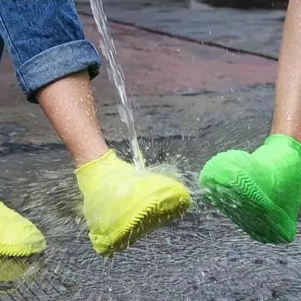 Água a cair sobre capas calçadas — os ténis ficam secos