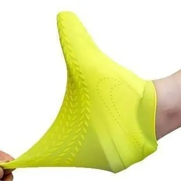 Capa de silicone esticada a mostrar a sola com relevo